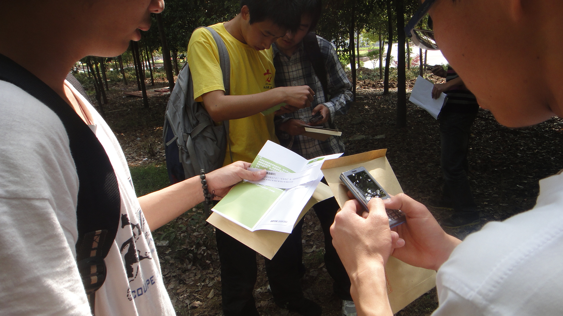 冥思苦想，搜寻谜底