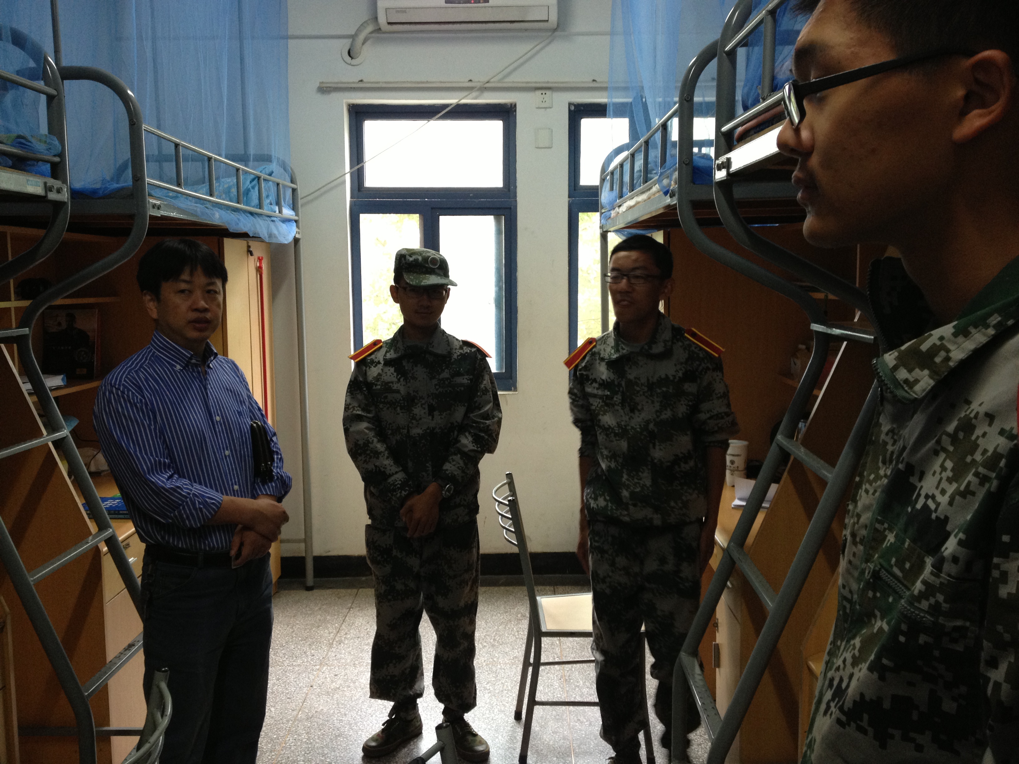 洪书记深入学生宿舍看望参训学生