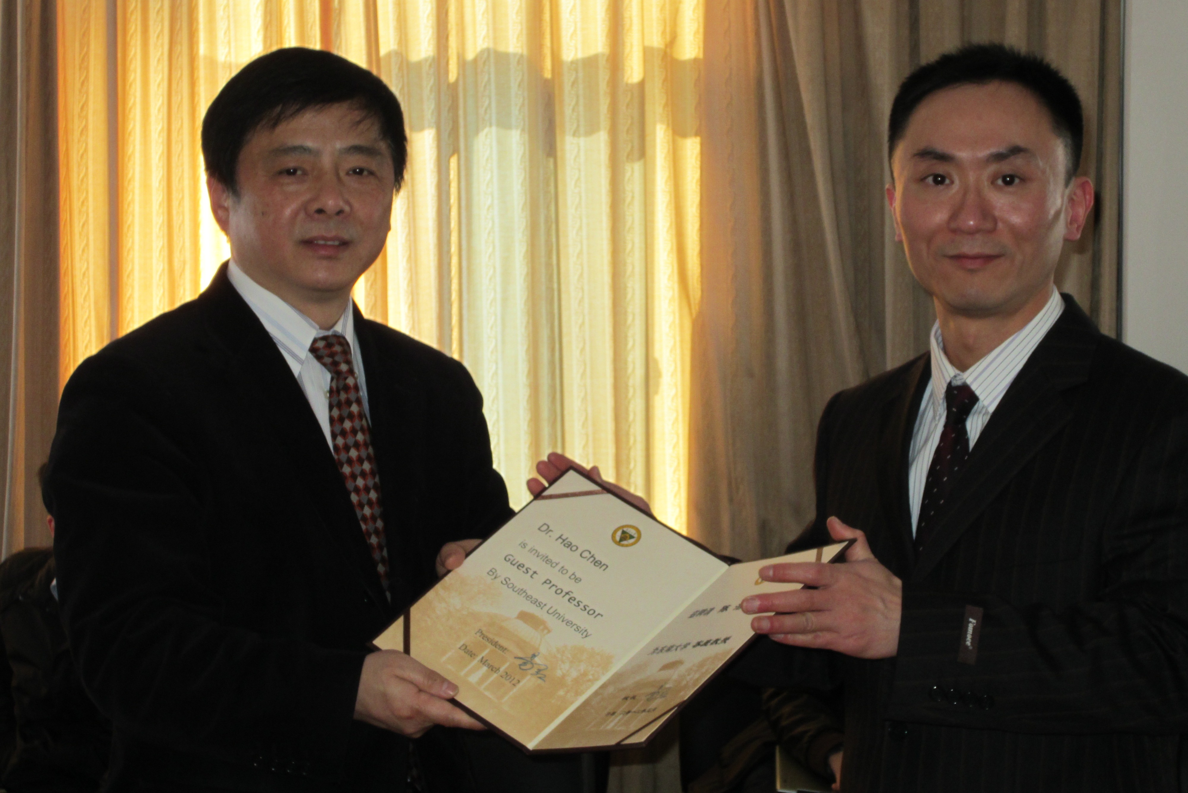 浦跃朴副校长为陈浩博士颁发聘书